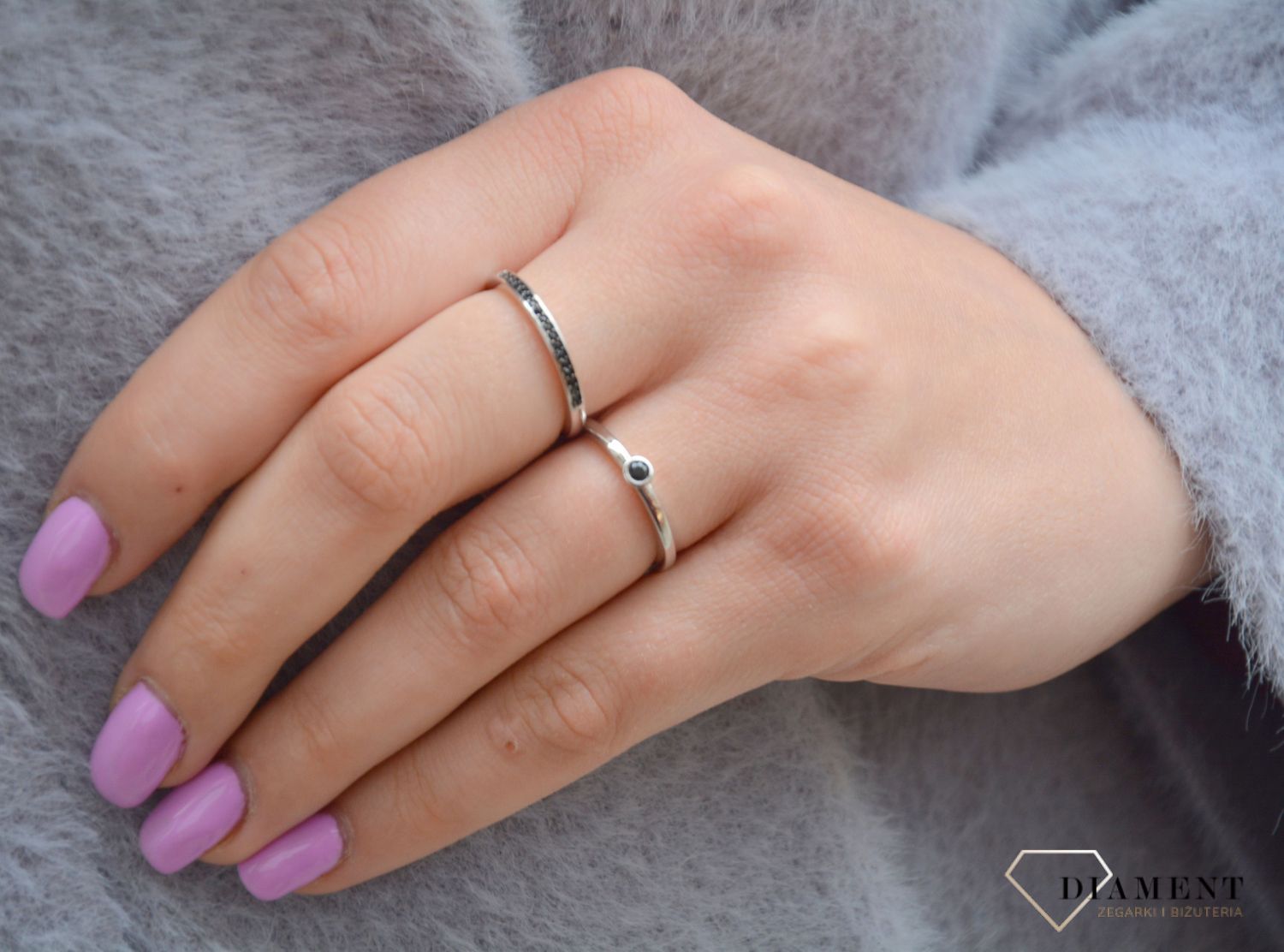 Pierścionek srebrny z czarną cyrkonią Dall'Acqua. DALL'ACQUA to marka podkreślająca kobiece piękno, łącząca idealnie klasykę i najnowsze trendy w biżuterii. 11.jpg